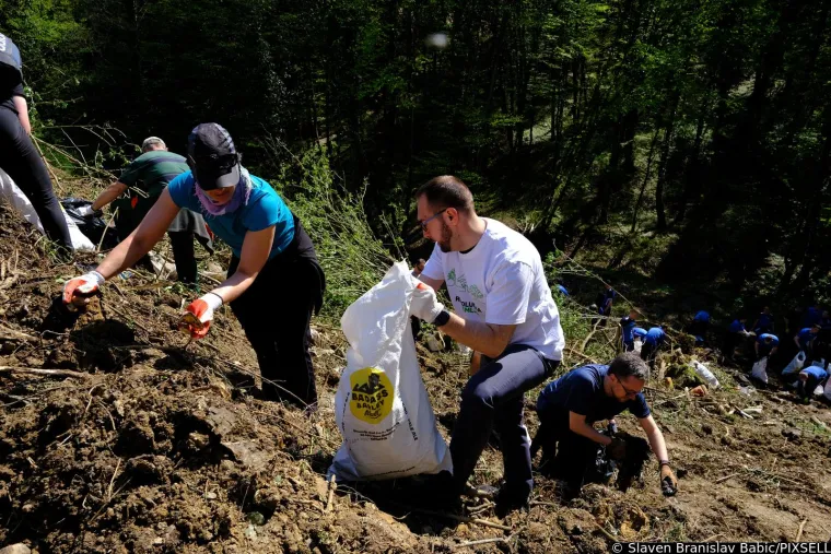 Grlić Radman i Tomašević ovog vikenda imali pune ruke posla: Uzeli motiku, sadili stabla i čistili smeće