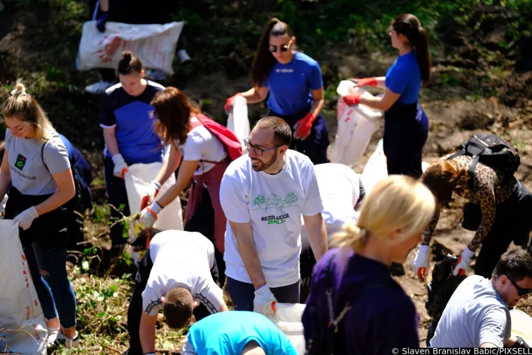 Grlić Radman i Tomašević ovog vikenda imali pune ruke posla: Uzeli motiku, sadili stabla i čistili smeće