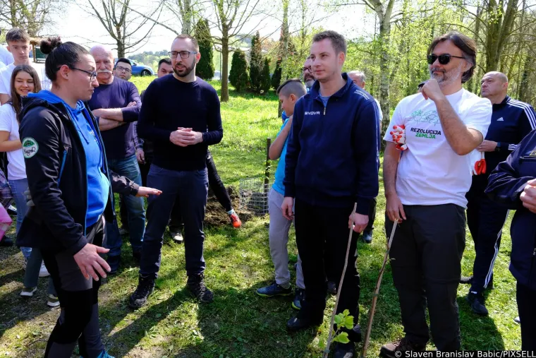 Grlić Radman i Tomašević ovog vikenda imali pune ruke posla: Uzeli motiku, sadili stabla i čistili smeće