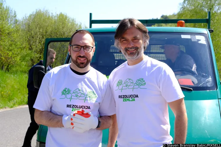 Grlić Radman i Tomašević ovog vikenda imali pune ruke posla: Uzeli motiku, sadili stabla i čistili smeće