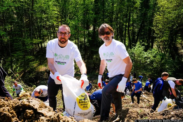 Grlić Radman i Toma&scaron;ević ovog vikenda imali pune ruke posla: Uzeli motiku, sadili stabla i čistili smeće