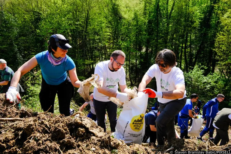 Grlić Radman i Toma&scaron;ević ovog vikenda imali pune ruke posla: Uzeli motiku, sadili stabla i čistili smeće