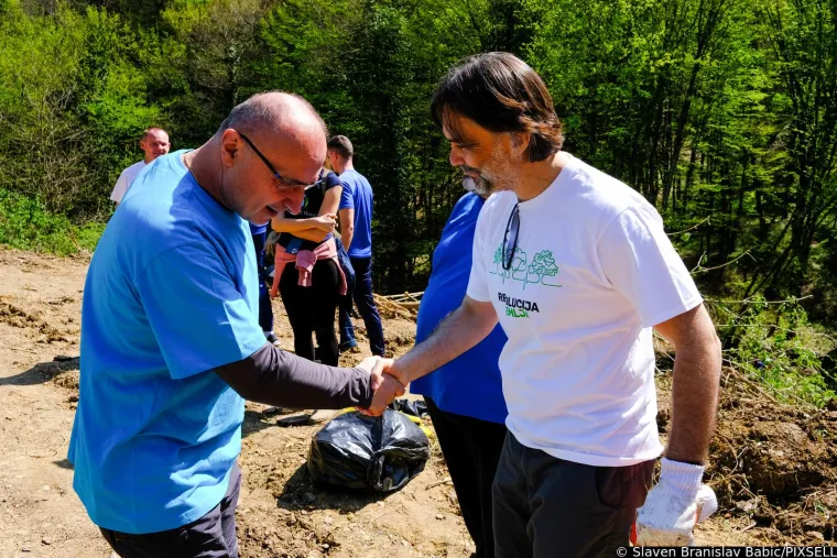 Grlić Radman i Toma&scaron;ević ovog vikenda imali pune ruke posla: Uzeli motiku, sadili stabla i čistili smeće