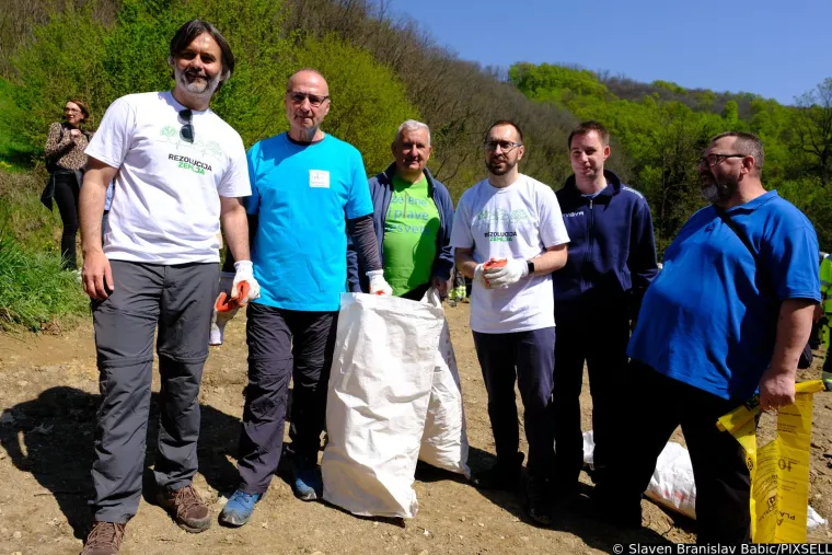Grlić Radman i Toma&scaron;ević ovog vikenda imali pune ruke posla: Uzeli motiku, sadili stabla i čistili smeće