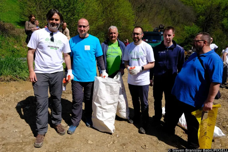 Grlić Radman i Toma&scaron;ević ovog vikenda imali pune ruke posla: Uzeli motiku, sadili stabla i čistili smeće