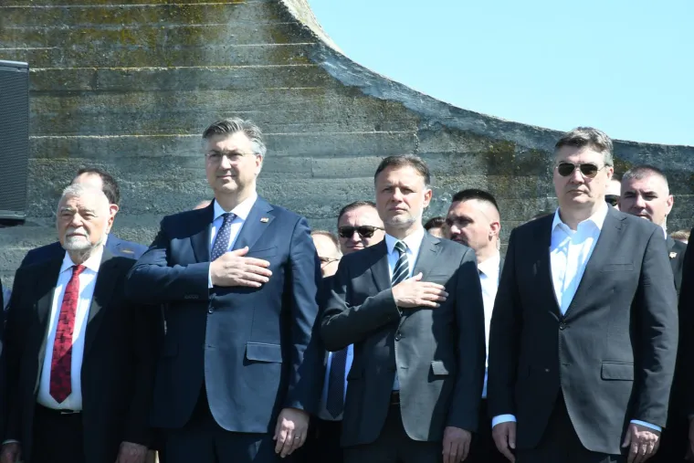 Državni vrh došao odati počast žrtvama ustaškog logora, Plenković i Milanović se ignorirali