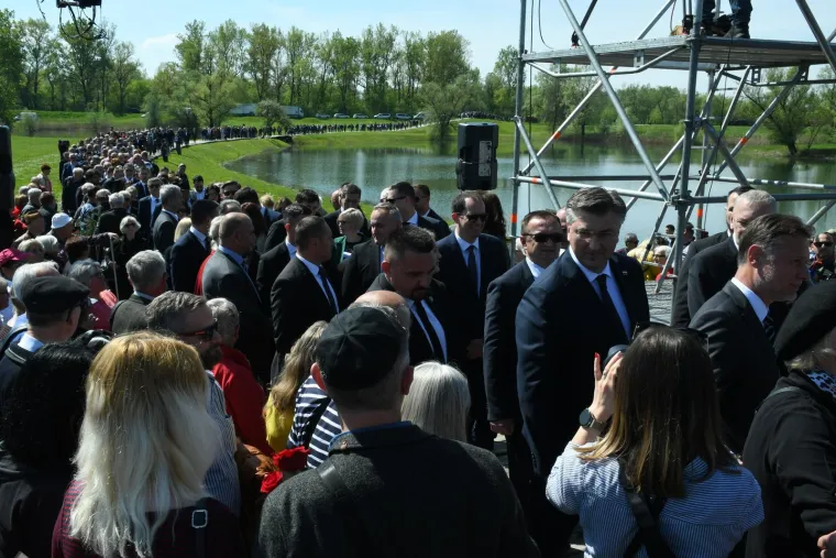 Državni vrh došao odati počast žrtvama ustaškog logora, Plenković i Milanović se ignorirali