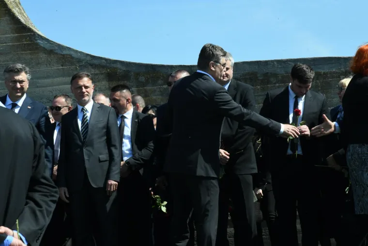 Državni vrh došao odati počast žrtvama ustaškog logora, Plenković i Milanović se ignorirali