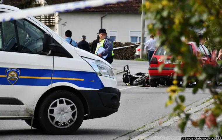 Jezivi prizori: Motociklist i suvozačica poginuli u sudaru s automobilom u Novim Mihaljevcima