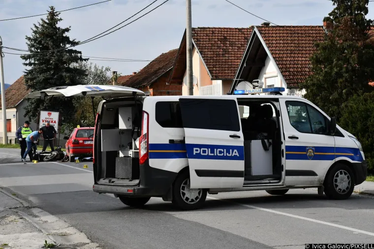Jezivi prizori: Motociklist i suvozačica poginuli u sudaru s automobilom u Novim Mihaljevcima