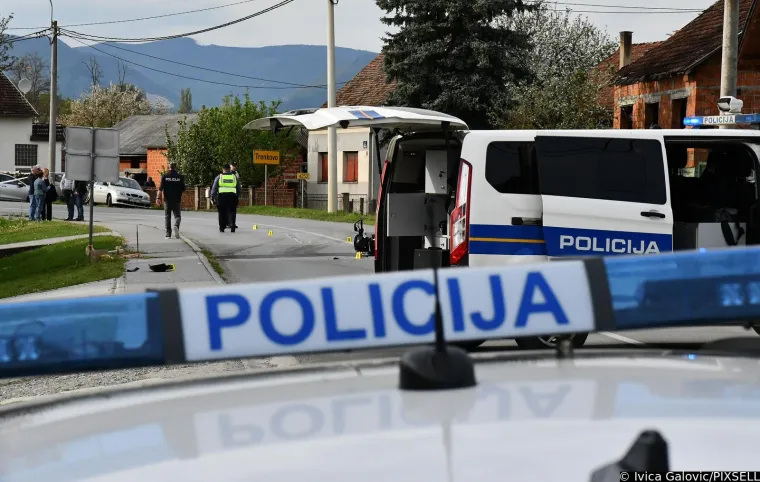 Jezivi prizori: Motociklist i suvozačica poginuli u sudaru s automobilom u Novim Mihaljevcima