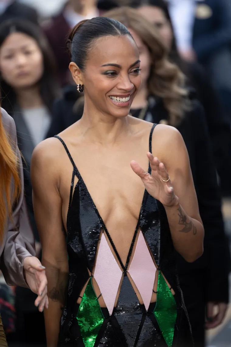 Brutalno zgodna Zoe Saldana izvela šou na crvenom tepihu: Pojavila se na premijeri hit filma i sve ostavila 'paf'