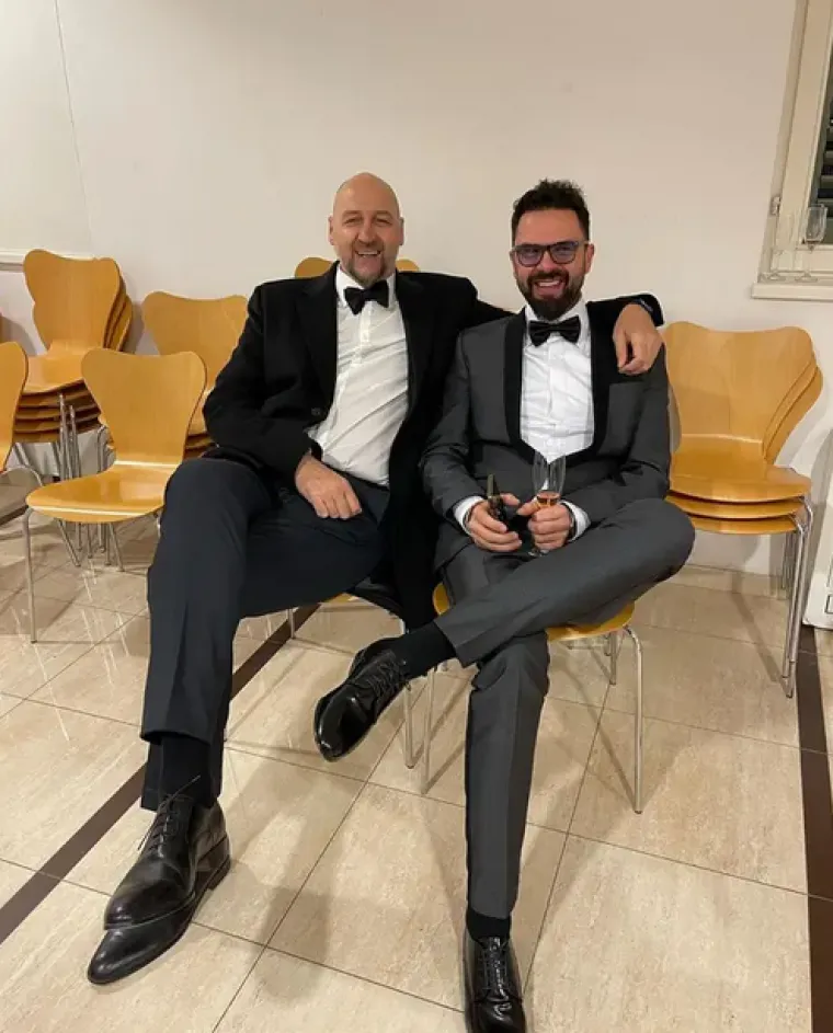 "Suludi su ti tračevi. I ovo s Dinom i Petrom kad je iza&scaron;lo, rekla sam, ja bih tome tko je izmislio taj trač do&scaron;la i poljubila mu ruku jer nam je toliko uveselio život&hellip; To kako se mi zezamo s tim, to je genijalno", priznala je Viktorija uz smijeh te dodala kako ih je nedavno uhvatila.