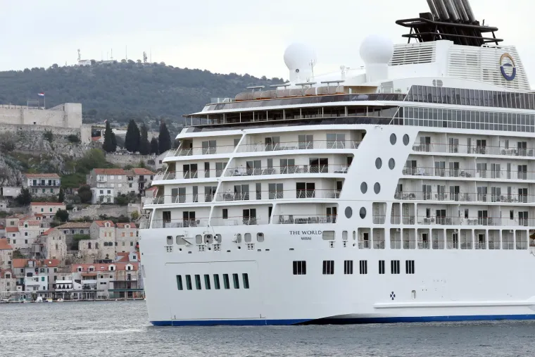 U Šibenik uplovio najveći i najluksuzniji privatni kruzer na svijetu: Vlasnici žive na brodu