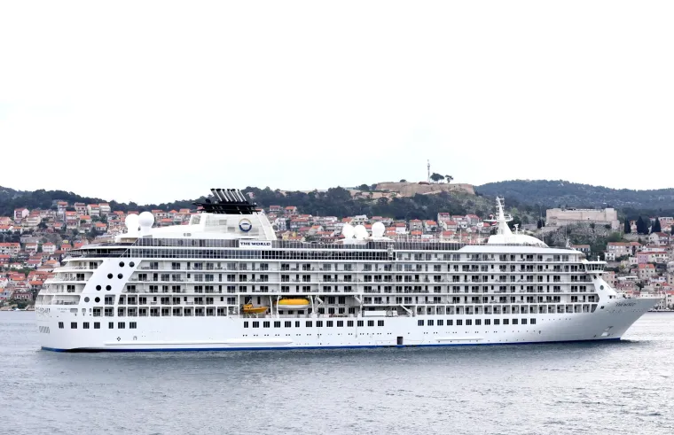 U Šibenik uplovio najveći i najluksuzniji privatni kruzer na svijetu: Vlasnici žive na brodu