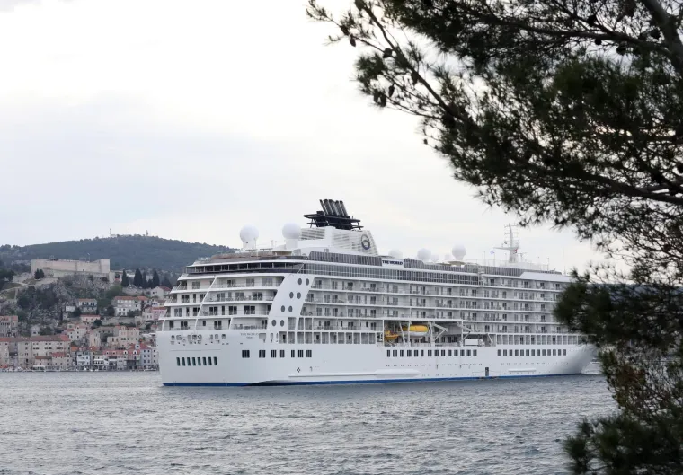 U Šibenik uplovio najveći i najluksuzniji privatni kruzer na svijetu: Vlasnici žive na brodu