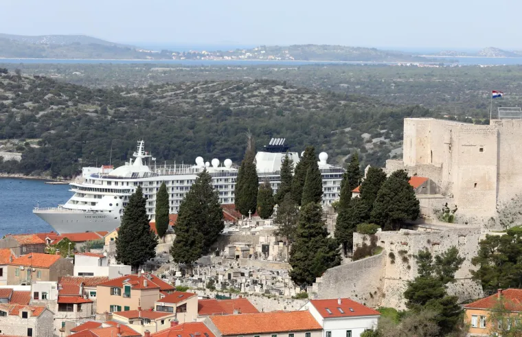 U Šibenik uplovio najveći i najluksuzniji privatni kruzer na svijetu: Vlasnici žive na brodu