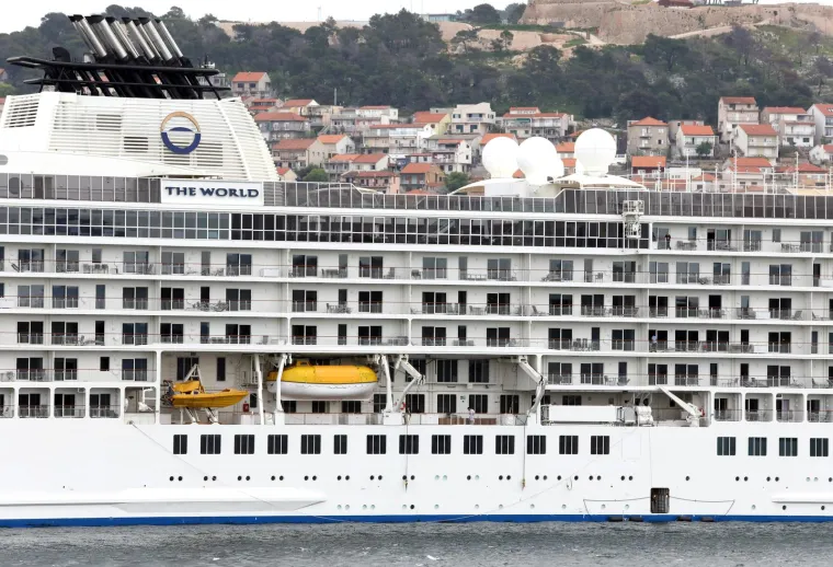 U Šibenik uplovio najveći i najluksuzniji privatni kruzer na svijetu: Vlasnici žive na brodu