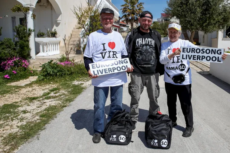 Opremljeni majicama, ruksacima i kapama s natpisom 'ŠČ', Marica i Mijat jučer su krenuli za Liverpool