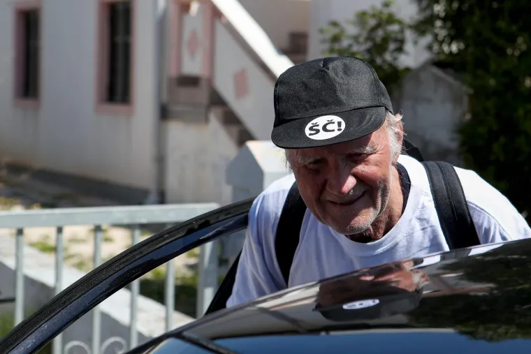 Opremljeni majicama, ruksacima i kapama s natpisom '&Scaron;Č', Marica i Mijat jučer su krenuli za Liverpool