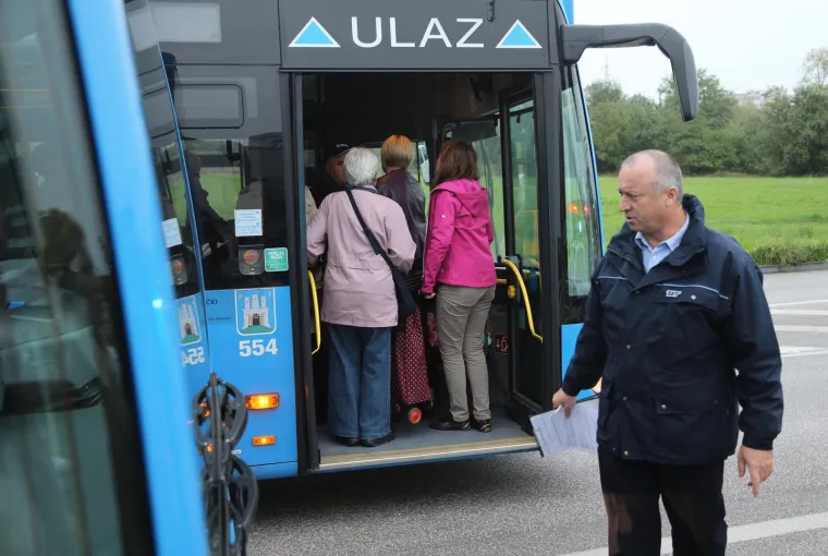 5. Vozila javnog prijevoza nisu restorani: U većini autobusa, tramvaja i vlakova konzumacija hrane je zabranjena. Naravno, svi ćemo ponekad posegnuti za zalogajem suhog peciva ili čokoladicom, no problem je puno veći od &quot;samo&quot; nereda koji uglavnom neizbježno ostaje. S obzirom na to da vozila javnog prijevoza često nisu dovoljno prozračena, razni teški mirisi mogu stvoriti mučninu kod osjetljivih ljudi. 