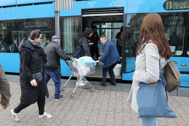 8. Ruksaku nije mjesto na leđima: Kada je gužva, svaki cenimtar je važan.  Osim toga, ruksakom možda širite (prisilno) svoj osobni prostor, ali s leđa, gdje vam nije ni od kakve koristi.  Pritom, ne samo da kradete prostor drugima, riskirate da ih ruksakom udarite u rebra ili rame, nego riskirate i da vam netko uzme stvari iz vašeg ruksaka. Ili pak naletite na osobito iziritiranog suputnika koji će iskoristiti priliku i ubaciti vam nešto u njega.