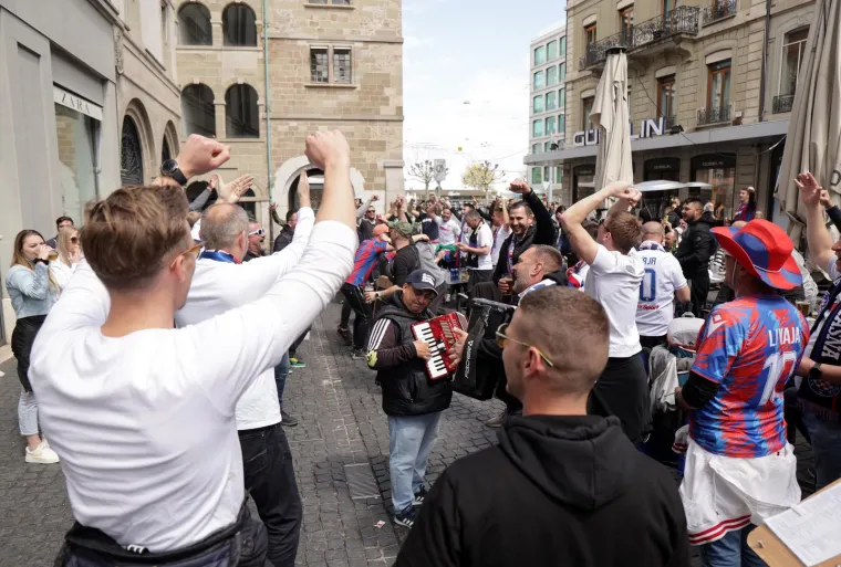 Totalna 'ludnica' u Ženevi: Pazite kakav su šou napravili navijači Hajduka uoči finala Lige prvaka
