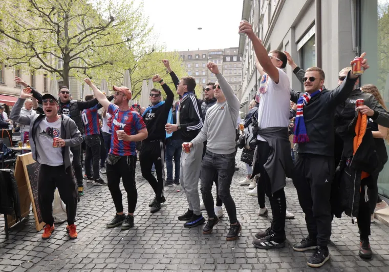 Navijači okupirali Ženevu: Hajdukovci ponijeli harmoniku i dimne bombe, pogledajte fotografije