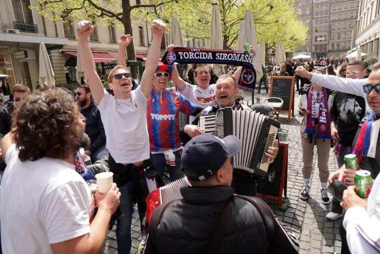 Navijači okupirali Ženevu: Hajdukovci ponijeli harmoniku i dimne bombe, pogledajte fotografije