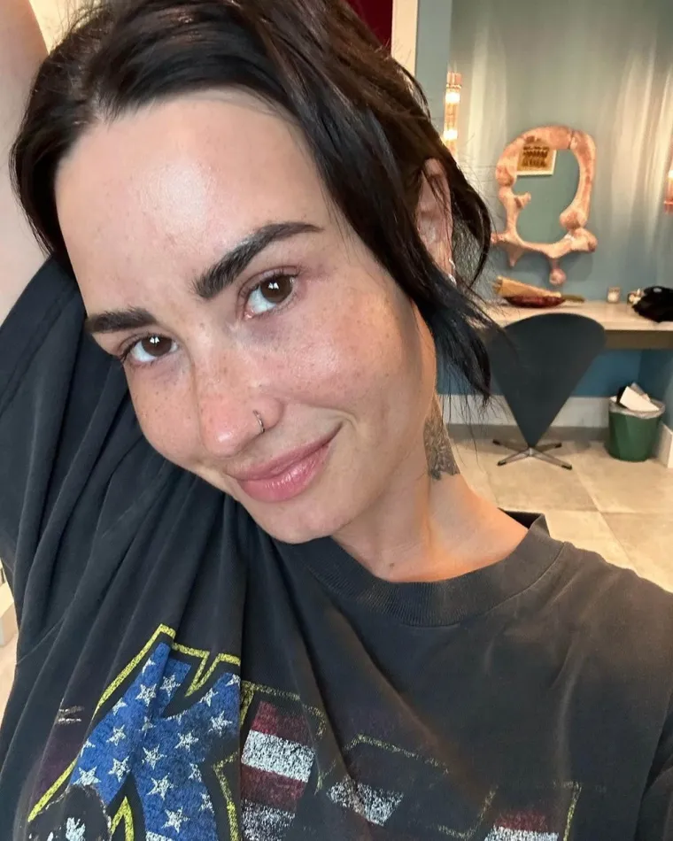 2. Demi Lovato je 2015. godine za Vanity Fair pričala o svojim problemima s tijelom i kako je uspjela zavoljeti svaki njegov centimetar. &quot;Puno sam puta bila frustrirana jer su ljudi, bez mog pristanka, fotošopirali moje tijelo i ono više nije izgledalo kao moje vlastito. Kao, &apos;Ne, ne, ne, bedra su mi veća od toga!&apos;, &apos;Možete li ih vratiti onakvima kakva su bila?&quot;, rekla je između ostalog.