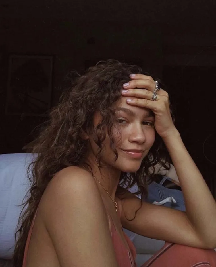 3. Zendaya se ne boji se reći što misli i prozvati ljude kada osjeti da treba. Još 2015. godine primijetila je da su njene fotografije sa snimanja za jedan časopis fotošopirane. &quot;Danas su izašle fotke s novog snimanja i bila sam šokirana kada sam otkrila da su moji 19-godišnji bokovi i torzo prilično izmanipulirani. To su stvari koje čine žene samosvjesnima, koje stvaraju nerealne ideale ljepote koje imamo. Svatko tko zna tko sam, zna da se zalažem za iskrenu i čistu ljubav prema sebi&quot;, kazala je tada.