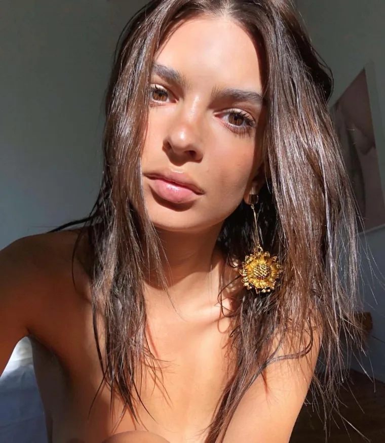4. Emily Ratajkowski bila je nezadovoljna kada je jedan časopis fotošopirao dijelove njenog tijela. Odlučila je javno progovoriti o tome i pobrinuti se da svijet sazna da to nije njeno pravo tijelo. &quot;Svatko je jedinstveno lijep na svoj način. Svi smo nesigurni u stvari koje nas čine drugačijima od tipičnog ideala ljepote. Ja, kao i mnogi od vas, pokušavam svaki dan riješiti te nesigurnosti. Bila sam iznimno razočarana kada sam vidjela svoje usne i grudi izmijenjene u Photoshopu na naslovnici magazina&quot;, istaknula je tada.