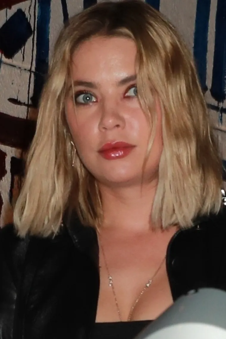 6. Zvijezda &quot;Slatkih malih lažljivica&quot; Ashley Benson bila je razočarana kad je objavljen novi poster za seriju. &quot;Vidjela sam to. Nadam se da to nije novi poster. Naša lica su na tome od prije četiri godine i svi izgledamo smiješno. Puno previše Photoshopa. Svi mi imamo mane. Nitko ne izgleda ovako. Nije privlačno&quot;, rekla je.