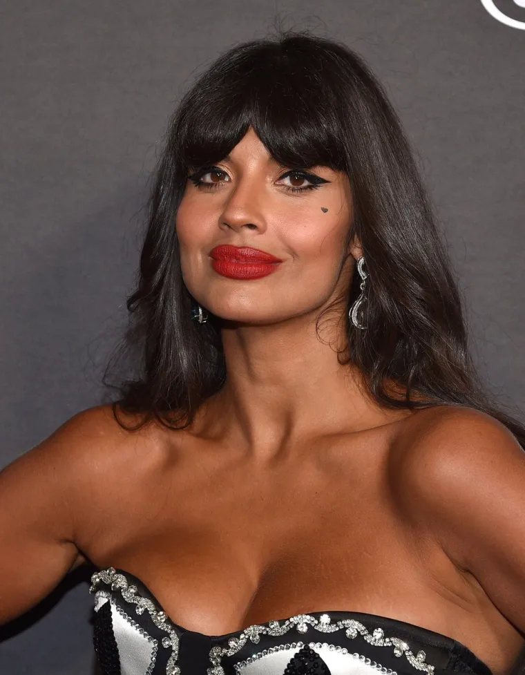 8. Glumica Jameela Jamil poznata je kao jedna od najotvorenijih osoba u Hollywoodu kada su u pitanju nezdravi standardi ljepote. Osim što su je mnogi časopisi često prikazivali mršavijom, učinili su je i bijelom. &quot;To me boli. To me boli s kulturološke točke gledišta. Promijenili su mi nos, a promijenili su i boju moje kože kako bi bila svjetlija, kako bih možda izgledala prihvatljivije bijelcima&quot;, otkrila je svojevremeno.