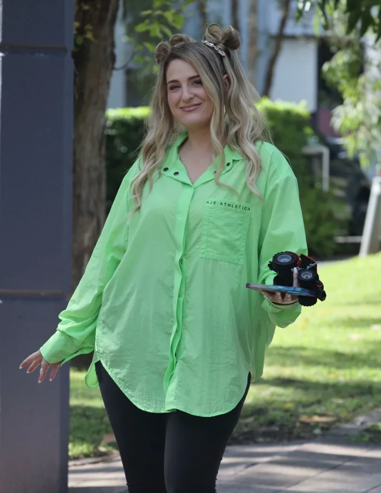 9. Kada je Meghan Trainor objavila spot za pjesmu &quot;Me Too&quot;, primijetila je da joj je tijelo dosta smršavilo. Tada je odlučila zamoliti urednike da koriste njezino pravo tijelo. &quot;Skinite ovaj video. Nije me briga što je potrebno. Skinite to dolje. Bila sam mršavija od plesača, koji su također jako mršavi, pa svi znaju da to nije stvarno&quot;, rekla je.