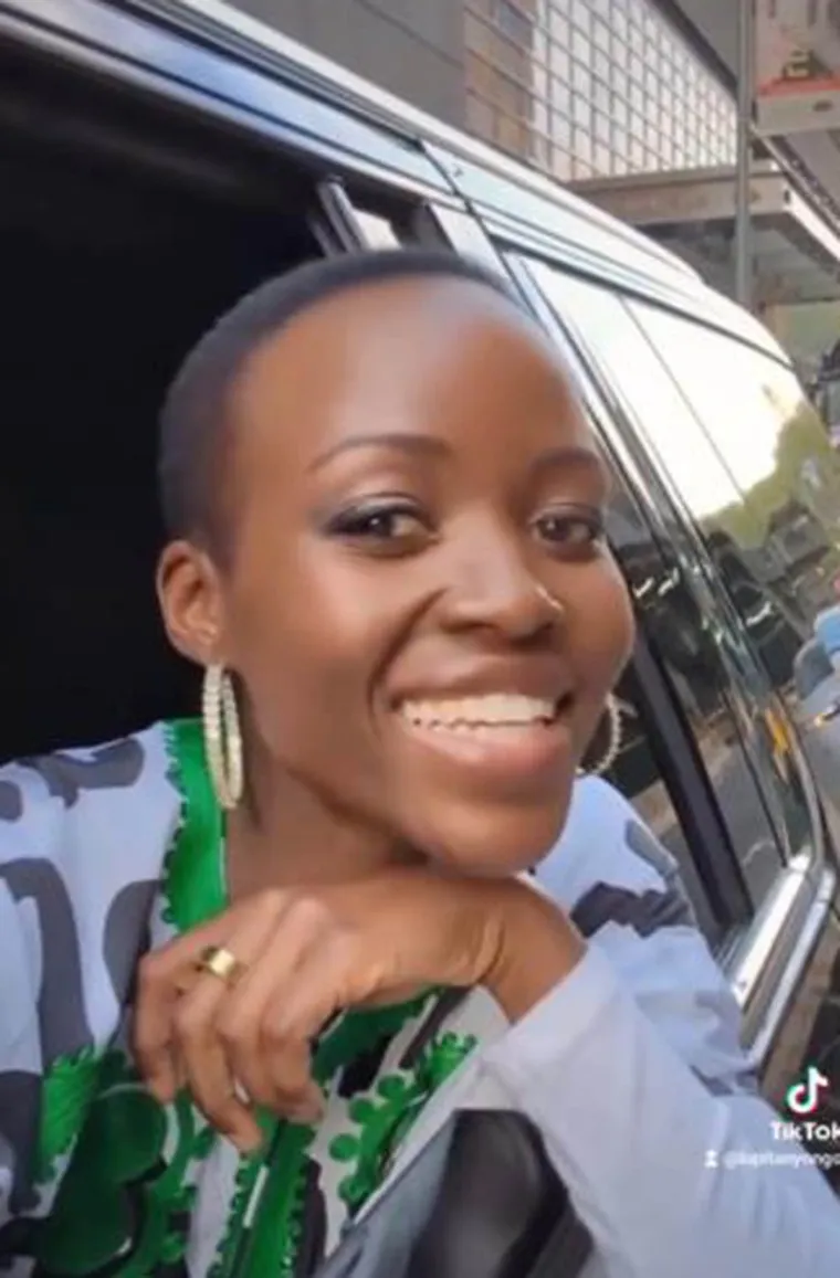 10. Kad je glumica Lupita Nyong&apos;o vidjela naslovnicu koju je snimila za magazin Grazia UK, bila je razočarana koliko joj je kose uklonjeno i zaglađeno. Naime, stražnji dio njene kose bio je potpuno uklonjen, a gornji je bio zaglađen. &quot;Još uvijek je dug put do pobjede u borbi protiv nesvjesnih predrasuda prema tenu i frizuri crnkinja&quot;, opomenula je.