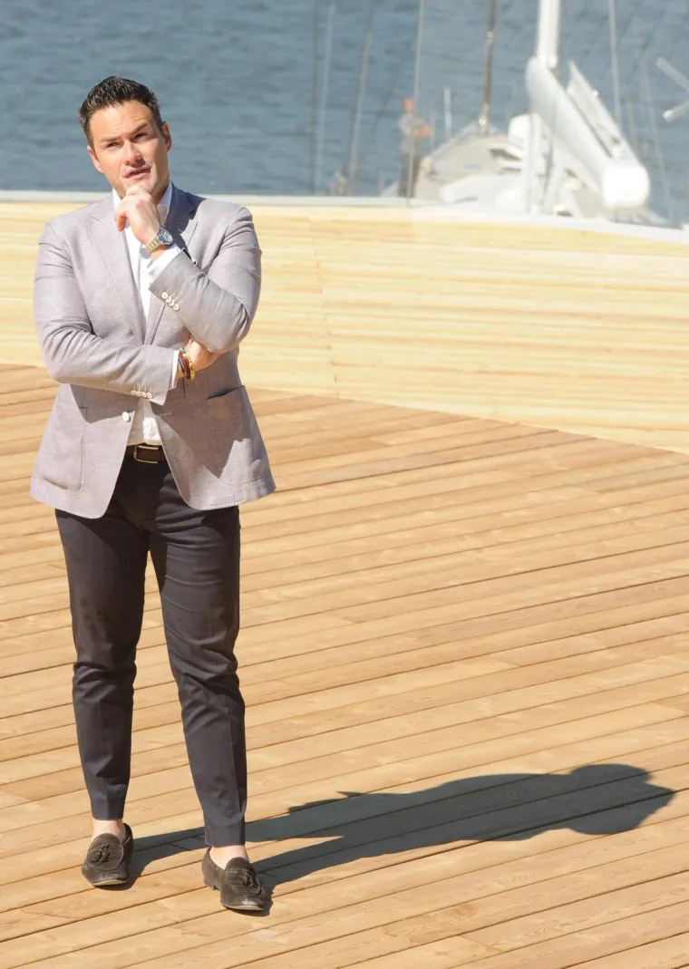 Podsjetimo, 2017. godine Maja je priznala da se zaljubila u Nenada, 2018. godine ju je zaprosio na Maldivima, a 2019. svoju su ljubav okrunili brakom na raskošnom vjenčanju u istarskim Balama kada je Maja promijenila čak tri vjenčanice, koje joj je priredio najbolji prijatelj Marko Grubnić. U galeriji pogledajte kako je Majin Nenad izgledao 2005. godine...