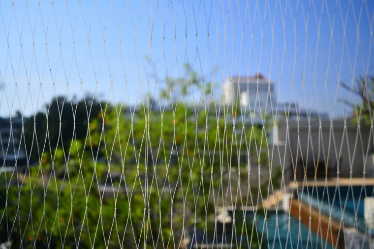 5. Ribička mreža: Pričvrstite mrežu na ogradu i povucite je tako da ptice ne mogu doći na balkon ili prozor.