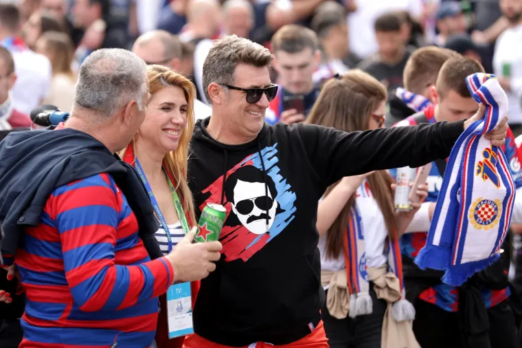 Ma tko je to 'ulovljen' u gužvi ispred stadiona u Ženevi: Evo koga su to navijači 'povlačili za rukav' da okinu selfie