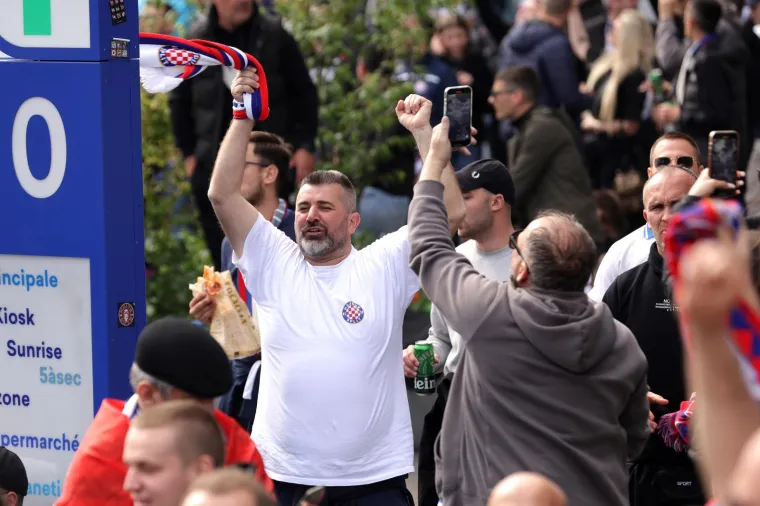 Ma tko je to 'ulovljen' u gužvi ispred stadiona u Ženevi: Evo koga su to navijači 'povlačili za rukav' da okinu selfie
