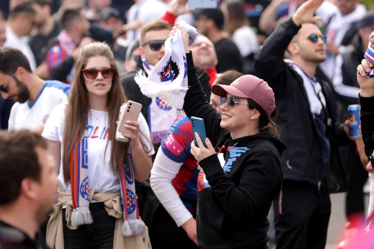 Ma tko je to 'ulovljen' u gužvi ispred stadiona u Ženevi: Evo koga su to navijači 'povlačili za rukav' da okinu selfie
