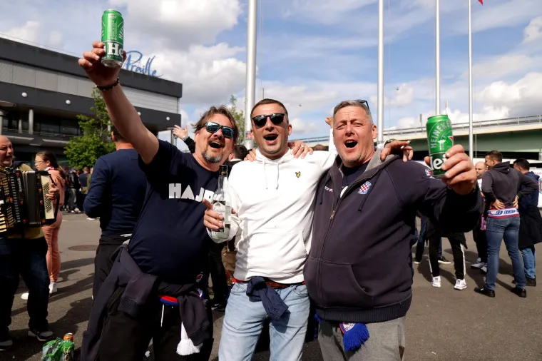 Ma tko je to 'ulovljen' u gužvi ispred stadiona u Ženevi: Evo koga su to navijači 'povlačili za rukav' da okinu selfie