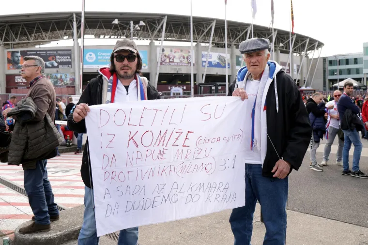 Ma tko je to 'ulovljen' u gužvi ispred stadiona u Ženevi: Evo koga su to navijači 'povlačili za rukav' da okinu selfie