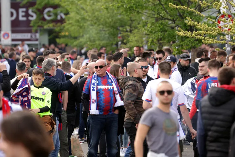 Ma tko je to 'ulovljen' u gužvi ispred stadiona u Ženevi: Evo koga su to navijači 'povlačili za rukav' da okinu selfie