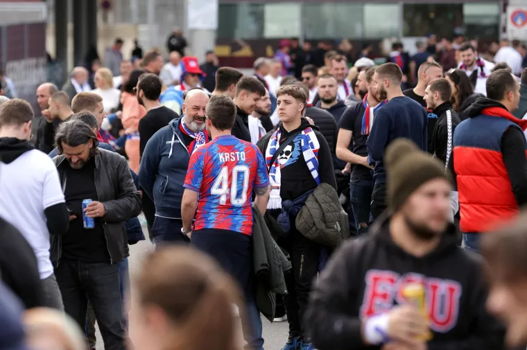 Ma tko je to 'ulovljen' u gužvi ispred stadiona u Ženevi: Evo koga su to navijači 'povlačili za rukav' da okinu selfie