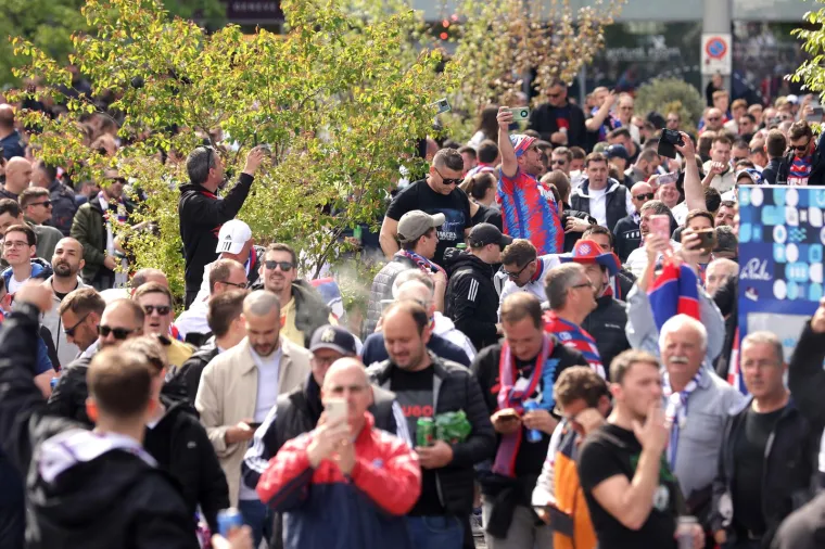 Ma tko se to ukazao među navijačima Hajduka ispred stadiona u Ženevi?