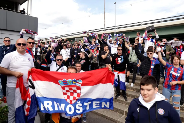 Ma tko se to ukazao među navijačima Hajduka ispred stadiona u Ženevi?