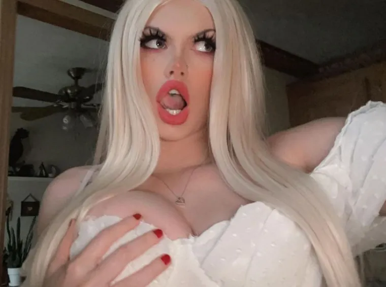 Dodala je: "Imam jaka ramena i jaku čeljust pa sam dobila mnogo komentara koji govore da izgledam kao mu&scaron;karac, ali ako odu na moj OnlyFans profil vidjet će da nisam."