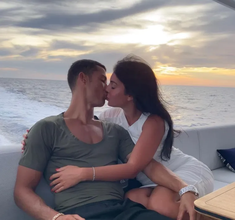 Georgina je prije dva tjedna podijelila objavu na kojoj se zabavlja s obitelji, a u prvom planu bio je ovaj poljubac s partnerom Cristianom Ronaldom.