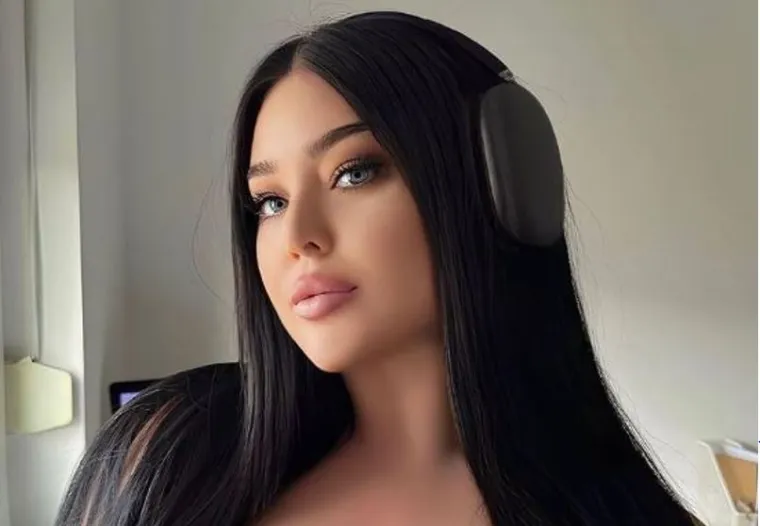 Bujna Slavonka Claudia Rivier nabacila oskudni badić, pa se pohvalila novim čizmama: 'Skini sve osim njih!'